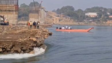 ओंकारेश्वर बांध में ब्रिज का एप्रोच बहा, 10 मजदूर फंसे – नाव से रेस्क्यू