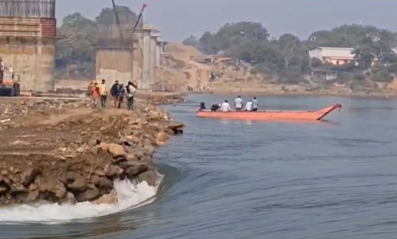 ओंकारेश्वर बांध में ब्रिज का एप्रोच बहा, 10 मजदूर फंसे – नाव से रेस्क्यू