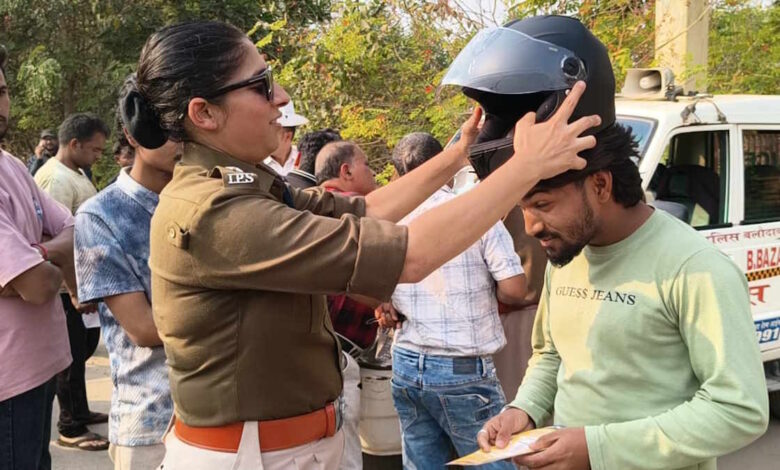पुलिस ने सड़क पर वाहन चालकों को हेलमेट और यातायात नियमों के पालन के लिए किया जागरूक