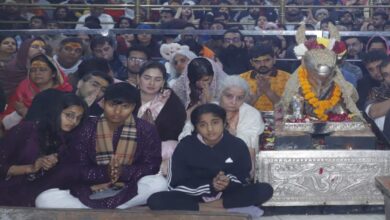 महिला क्रिकेट टीम की खिलाड़ी क्रांति गौड़ ने उज्जैन के महाकालेश्वर मंदिर में दर्शन किए महिला क्रिकेट टीम की खिलाड़ी क्रांति गौड़ ने उज्जैन के महाकालेश्वर मंदिर में दर्शन किए