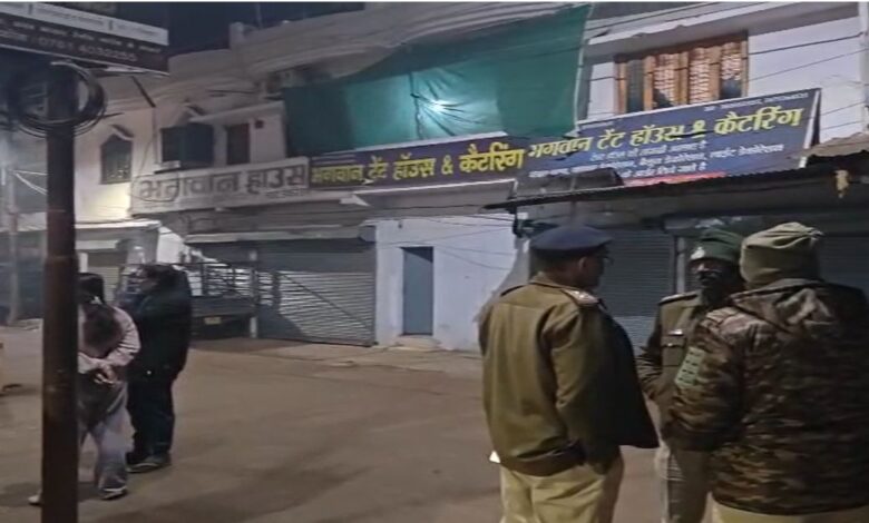 बदमाश बेखौफ : देर रात घर और दुकान पर लगातार फेंकते रहे बम बदमाश बेखौफ : देर रात घर और दुकान पर लगातार फेंकते रहे बम