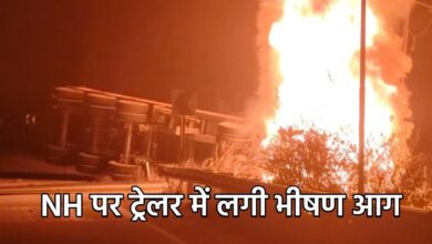 बीजापुर में ट्रेलर हादसा: बिजली के खंभे से टकराकर आग लगी