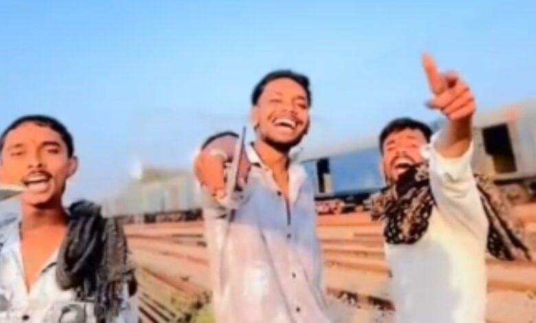 सोशल मीडिया पर हथियार दिखाने वाले तीन युवक गिरफ्तार