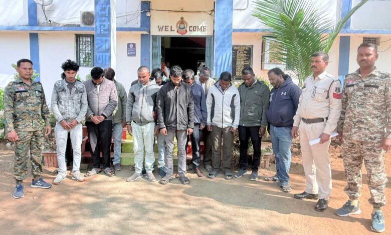 गरियाबंद में अश्लील कार्यक्रम पर पुलिस सख्त, 14 गिरफ्तार और तीन कर्मी निलंबित गरियाबंद में अश्लील कार्यक्रम पर पुलिस सख्त, 14 गिरफ्तार और तीन कर्मी निलंबित