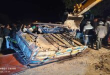 झाबुआ रोड पर ट्रक पलटा, पिकअप के नीचे दबने से तीन की मौत