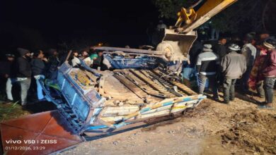 झाबुआ रोड पर ट्रक पलटा, पिकअप के नीचे दबने से तीन की मौत