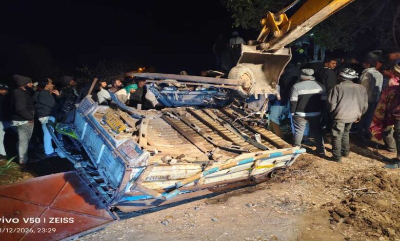 झाबुआ रोड पर ट्रक पलटा, पिकअप के नीचे दबने से तीन की मौत