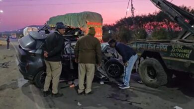 सड़क हादसा पार्टी से लौट रही युवाओं की कार ट्रक से टकराई, 3 की मौके पर मौत, 1 गंभीर घायल