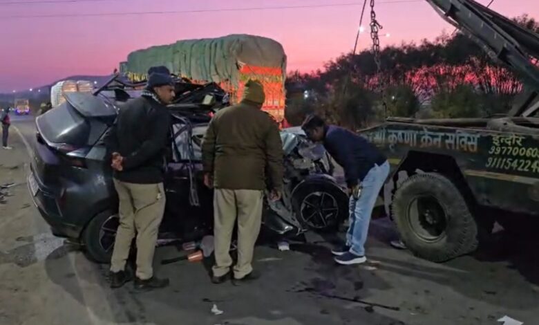 सड़क हादसा पार्टी से लौट रही युवाओं की कार ट्रक से टकराई, 3 की मौके पर मौत, 1 गंभीर घायल सड़क हादसा पार्टी से लौट रही युवाओं की कार ट्रक से टकराई, 3 की मौके पर मौत, 1 गंभीर घायल