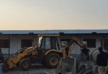 बैतूल में अवैध स्कूल भवन पर प्रशासन ने बुलडोजर चलाया