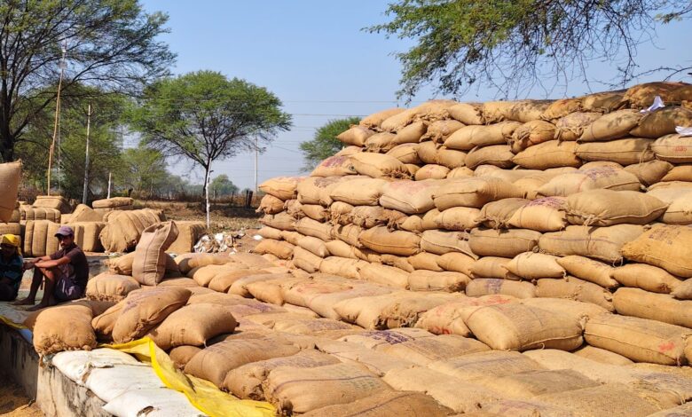 जिले के दोनों संग्रहण केंद्रों में बड़ी मात्रा में धान के घोटाले की शंका, इतना शॉर्टेज के बाद भी कार्रवाई नहीं जिले के दोनों संग्रहण केंद्रों में बड़ी मात्रा में धान के घोटाले की शंका, इतना शॉर्टेज के बाद भी कार्रवाई नहीं