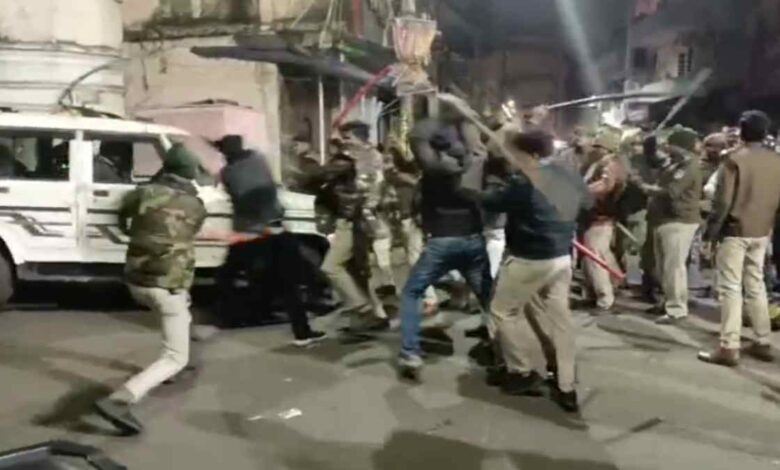 जैन समाज और स्थानीय व्यक्तियों के बीच झगड़े में पुलिस हस्तक्षेप जैन समाज और स्थानीय व्यक्तियों के बीच झगड़े में पुलिस हस्तक्षेप