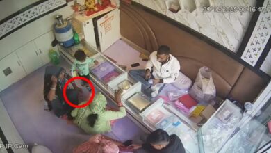 दो सेकंड में सराफा दुकान से 20 लाख के जेवरात गायब, CCTV में कैद