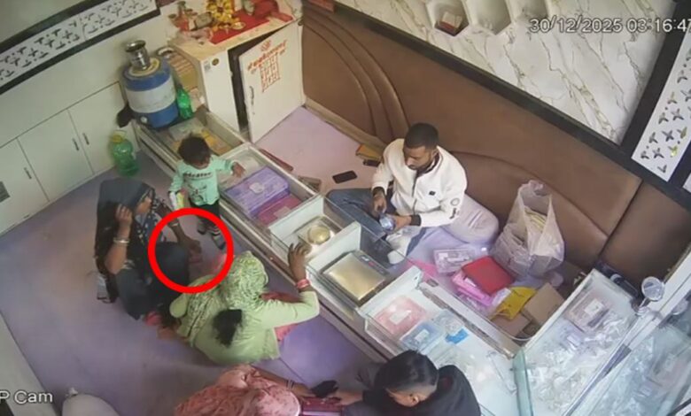 दो सेकंड में सराफा दुकान से 20 लाख के जेवरात गायब, CCTV में कैद