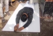 सीवर-सड़क-पानी की समस्या पर सड़क पर उतरे पार्षद, दंडवत यात्रा से जताया विरोध