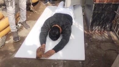 सीवर-सड़क-पानी की समस्या पर सड़क पर उतरे पार्षद, दंडवत यात्रा से जताया विरोध