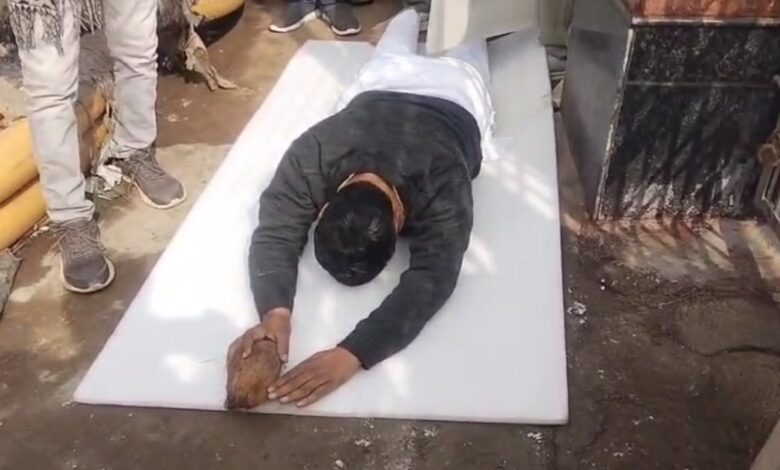 सीवर-सड़क-पानी की समस्या पर सड़क पर उतरे पार्षद, दंडवत यात्रा से जताया विरोध सीवर-सड़क-पानी की समस्या पर सड़क पर उतरे पार्षद, दंडवत यात्रा से जताया विरोध