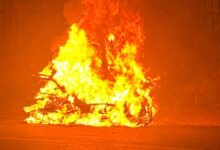 अस्पताल के सामने खड़े दोपहिया वाहन में अचानक लगी आग, मचा हड़कंप