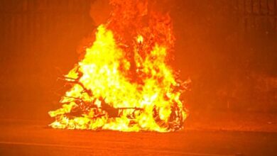 अस्पताल के सामने खड़े दोपहिया वाहन में अचानक लगी आग, मचा हड़कंप अस्पताल के सामने खड़े दोपहिया वाहन में अचानक लगी आग, मचा हड़कंप