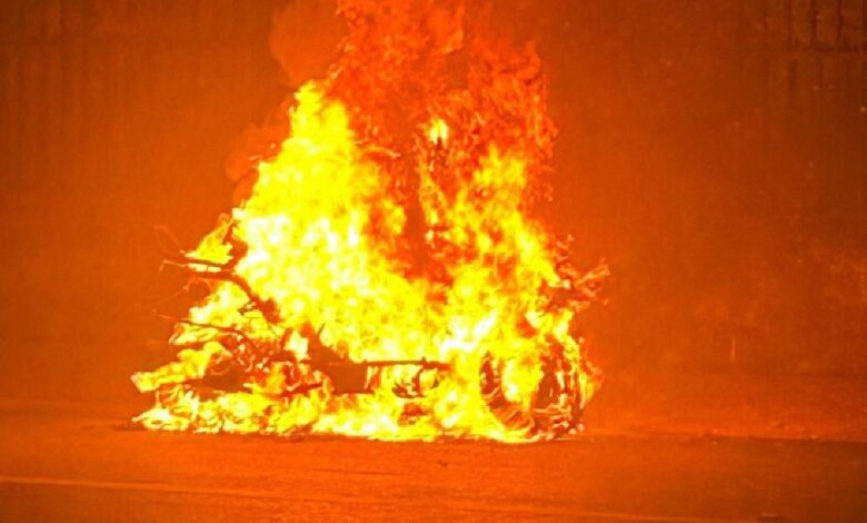 अस्पताल के सामने खड़े दोपहिया वाहन में अचानक लगी आग, मचा हड़कंप