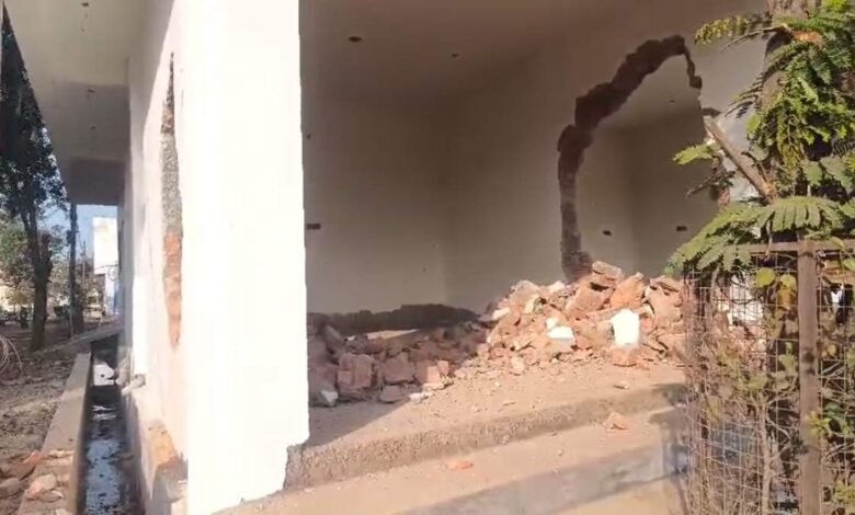 बसंत बिहार कॉलोनी में अतिक्रमण हटाने पर 15 घर तोड़े बसंत बिहार कॉलोनी में अतिक्रमण हटाने पर 15 घर तोड़े