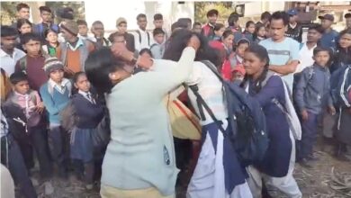 मनेंद्रगढ़ में स्कूली छात्रा से मारपीट, सड़क पर हंगामा मनेंद्रगढ़ में स्कूली छात्रा से मारपीट, सड़क पर हंगामा