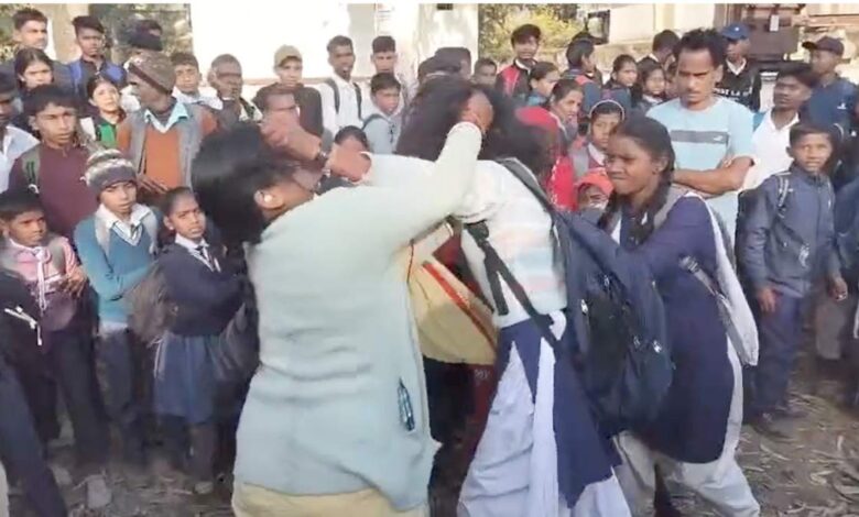 मनेंद्रगढ़ में स्कूली छात्रा से मारपीट, सड़क पर हंगामा
