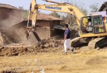 मुआवजा मिलने के बाद भी नहीं हटे कब्जे, रेलवे लाइन के लिए प्रशासन की कार्रवाई