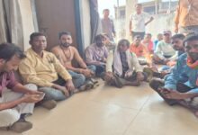 तहसीलदार से परेशान किसान तहसील परिसर में धरने पर बैठे