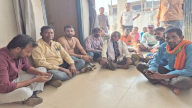 तहसीलदार से परेशान किसान तहसील परिसर में धरने पर बैठे तहसीलदार से परेशान किसान तहसील परिसर में धरने पर बैठे