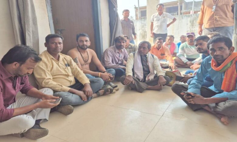 तहसीलदार से परेशान किसान तहसील परिसर में धरने पर बैठे तहसीलदार से परेशान किसान तहसील परिसर में धरने पर बैठे