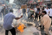 डीईओ पर सैनिक स्कूल स्थल चयन को लेकर विरोध प्रदर्शन