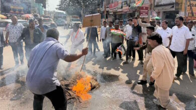 डीईओ पर सैनिक स्कूल स्थल चयन को लेकर विरोध प्रदर्शन