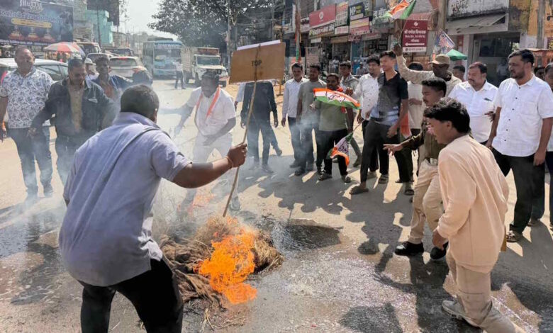 डीईओ पर सैनिक स्कूल स्थल चयन को लेकर विरोध प्रदर्शन डीईओ पर सैनिक स्कूल स्थल चयन को लेकर विरोध प्रदर्शन
