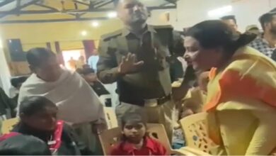 मारपीट और विरोध प्रदर्शन के बाद बीजेपी नेत्री ने इस्तीफा देकर विवाद टाला