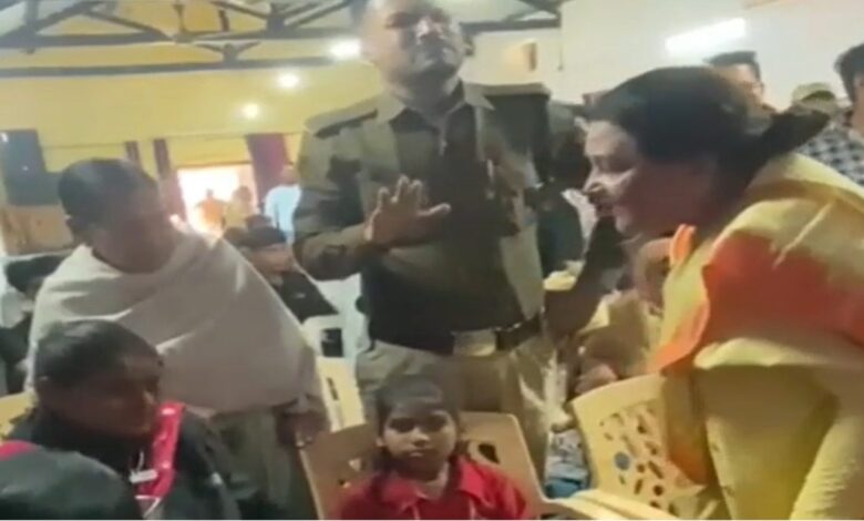 मारपीट और विरोध प्रदर्शन के बाद बीजेपी नेत्री ने इस्तीफा देकर विवाद टाला मारपीट और विरोध प्रदर्शन के बाद बीजेपी नेत्री ने इस्तीफा देकर विवाद टाला