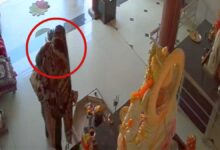 दुर्ग में अनोखी चोरी: महिला ने मंदिर का सामान झोले में भरा और फरार