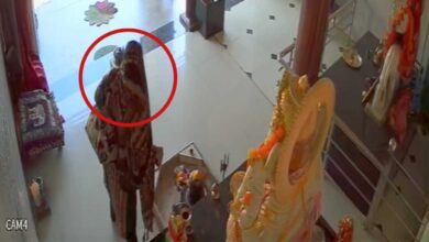 दुर्ग में अनोखी चोरी: महिला ने मंदिर का सामान झोले में भरा और फरार दुर्ग में अनोखी चोरी: महिला ने मंदिर का सामान झोले में भरा और फरार