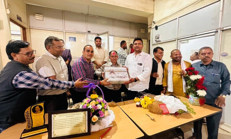 41 साल निगम को सेवा देकर सेवानिवृत्ति होने से पहले निगम के सहायक अभियंता वर्मा हुए सम्मानित 41 साल निगम को सेवा देकर सेवानिवृत्ति होने से पहले निगम के सहायक अभियंता वर्मा हुए सम्मानित