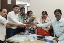 नगर निगम वित्त विभाग की कुसुम को सेवानिवृत्त होने पर कर्मचारियों ने किया सम्मानित