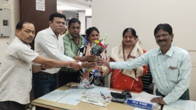 नगर निगम वित्त विभाग की कुसुम को सेवानिवृत्त होने पर कर्मचारियों ने किया सम्मानित