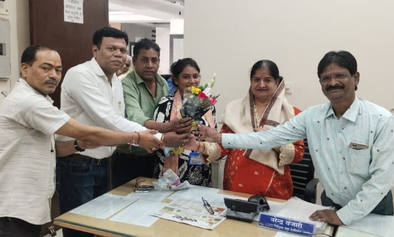 नगर निगम वित्त विभाग की कुसुम को सेवानिवृत्त होने पर कर्मचारियों ने किया सम्मानित नगर निगम वित्त विभाग की कुसुम को सेवानिवृत्त होने पर कर्मचारियों ने किया सम्मानित