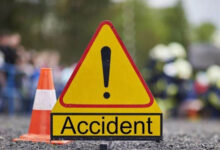 अनियंत्रित ट्रैक्टर गड्ढे में गिरी, ट्रॉली में दबने से दो युवकों की हुई मौत, एक गंभीर