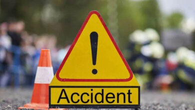 अनियंत्रित ट्रैक्टर गड्ढे में गिरी, ट्रॉली में दबने से दो युवकों की हुई मौत, एक गंभीर