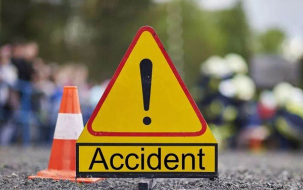 अनियंत्रित ट्रैक्टर गड्ढे में गिरी, ट्रॉली में दबने से दो युवकों की हुई मौत, एक गंभीर