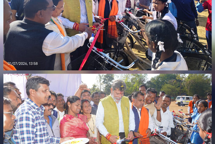 भाजपा प्रदेश अध्यक्ष देव ने 209 छात्राओं को किया साइकिल वितरण
