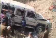 क्लूजर वाहन पलटने से दो लोगों की हुई मौत, 16 घायल