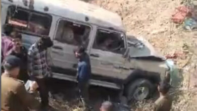 क्लूजर वाहन पलटने से दो लोगों की हुई मौत, 16 घायल