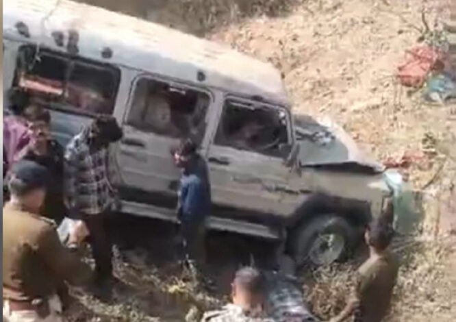 क्लूजर वाहन पलटने से दो लोगों की हुई मौत, 16 घायल
