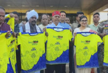 मंत्री कश्यप ने अबूझमाड़ पीस हॉफ मैराथन की आधिकारिक टी-शर्ट का किया विमोचन